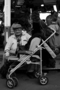 Grand-père à la poussette